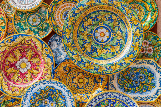 vista colorida da cerâmica siciliana, erice, sicília - trapani close up sicily italy - fotografias e filmes do acervo