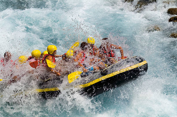 white water rafting auf - white water rafting outdoor pursuit rafting rapid stock-fotos und bilder