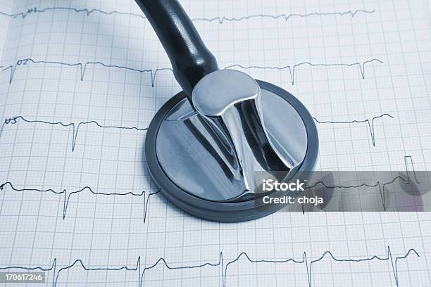 Estetoscopio Sobre El Ecg Impresión Azul Foto de stock y más banco de imágenes de Latido cardíaco - Latido cardíaco, Maquinaria, Artículo médico