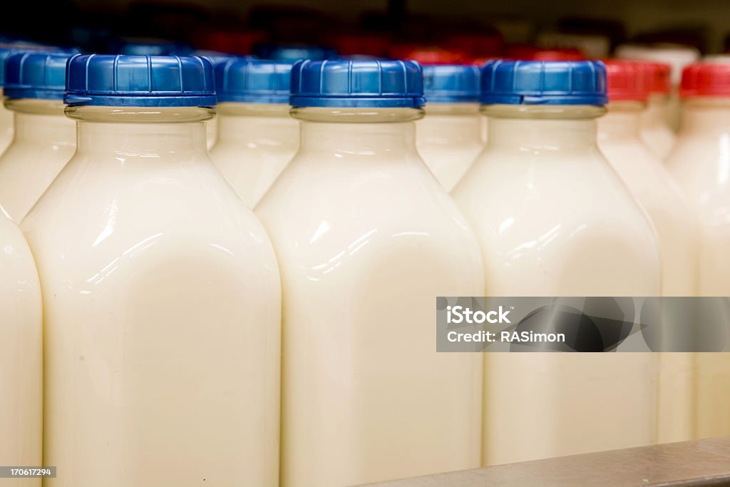 Молоко в стеклянных флаконах - Стоковые фото Бутылка для молока роялти-фри