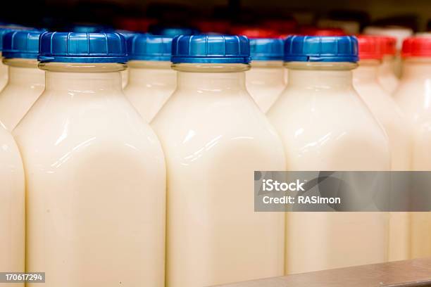 Молоко В Стеклянных Флаконах — стоковые фотографии и другие картинки Бутылка для молока - Бутылка для молока, Розничная торговля, Стекло - материал