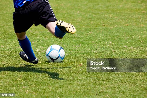 Photo libre de droit de Coup Franc banque d'images et plus d'images libres de droit de Sphère - Sphère, Terrain de football, Fesses