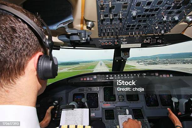 Samolot Zbliża Się Do Airportyoung Pilot Lądowania - zdjęcia stockowe i więcej obrazów Drugi pilot
