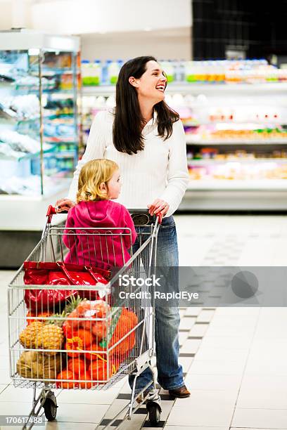 Szczęśliwa Mama Zakupy - zdjęcia stockowe i więcej obrazów Delikatesy - Delikatesy, Supermarket, 12-17 miesięcy