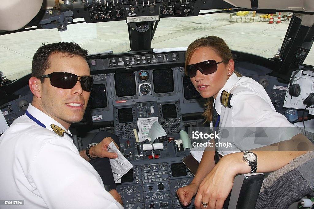 Giovane pilota flaying nella cabina di pilotaggio di un aereo commerciale - Foto stock royalty-free di Aereo di linea