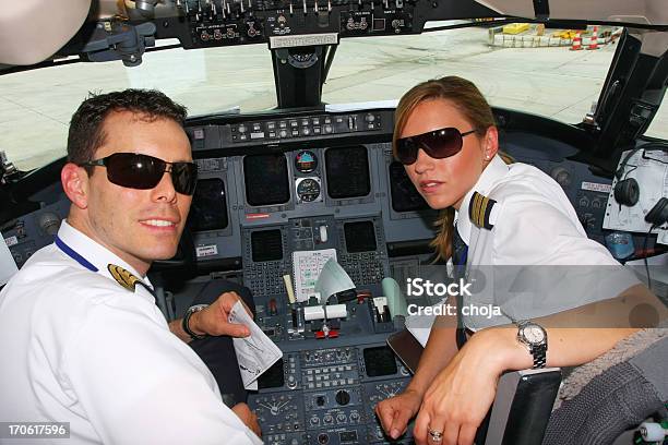 Jovem Pilotos Que Arvorem Pavilhão No Cockpit Do Avião Comercial - Fotografias de stock e mais imagens de Avião Comercial