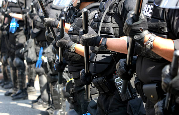 polizei-linie - bereitschaftspolizist stock-fotos und bilder