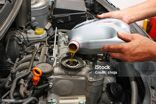 Foto de Reparo Shopcar Em Automático Mecânico É Trocar O Óleo Do Motor e mais fotos de stock de Óleo de motor