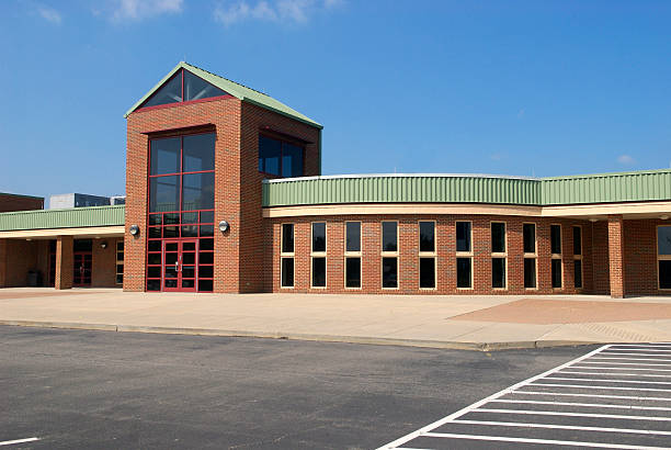 high school com céu azul e moderna arquitetura - elementary school building imagens e fotografias de stock