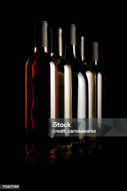 Photo libre de droit de Bouteilles De Vin banque d'images et plus d'images libres de droit de Bouteille de vin - Bouteille de vin, En verre, Fond noir