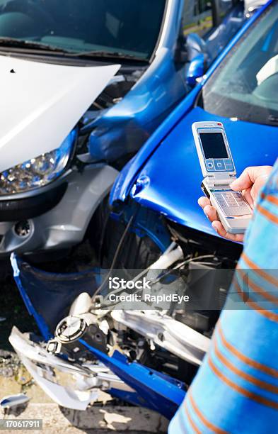 Acidente De Carro Cellphone - Fotografias de stock e mais imagens de Acidente - Evento Relacionado com o Transporte - Acidente - Evento Relacionado com o Transporte, Acidente de Carro, Acidentes e Desastres