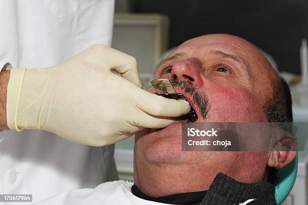 Älterer Mann Im Er Zahnarzt Stockfoto und mehr Bilder von Fotografie - Fotografie, Heilbehandlung, Horizontal