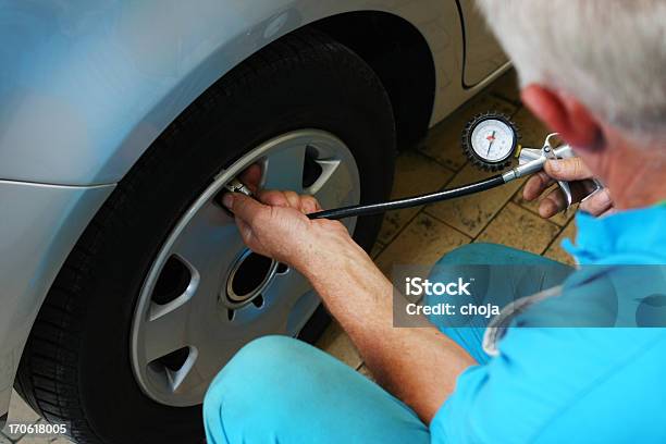 En Auto Reparación Shopcar Mecánico Está Cambiando Tire Foto de stock y más banco de imágenes de Ayuda en carretera