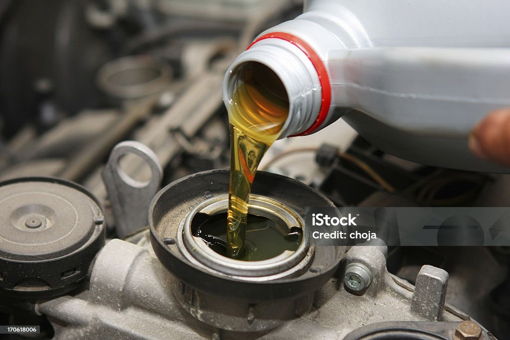 Reparo shop.Car em automático mecânico é trocar o óleo do motor - Foto de stock de Óleo de motor royalty-free