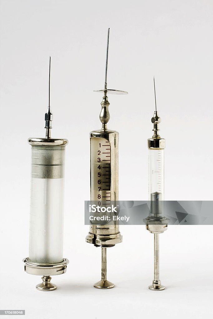 Vintage seringas de aço e vidro sobre fundo branco. - Foto de stock de Antiguidade royalty-free