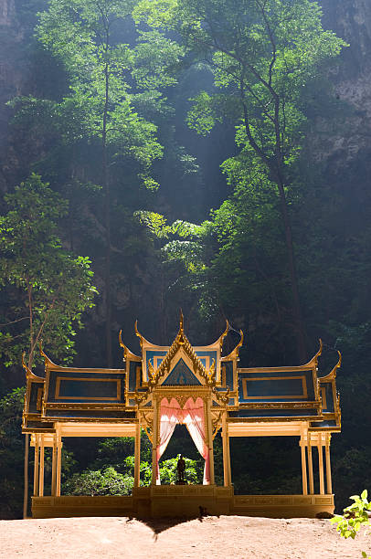 royal pavillion em phraya de cave, tailândia. - phraya nakhon cave imagens e fotografias de stock