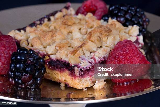 Frutti Di Bosco E Torta Dolce - Fotografie stock e altre immagini di Lampone - Mora di rovo - Lampone - Mora di rovo, Torta sbriciolata - Dessert, Cibi e bevande