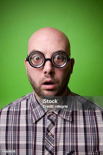 Bald Geek Auf Greenstaunen Stockfoto und mehr Bilder von Uncool - Uncool, Gesichtsausdruck, Männer
