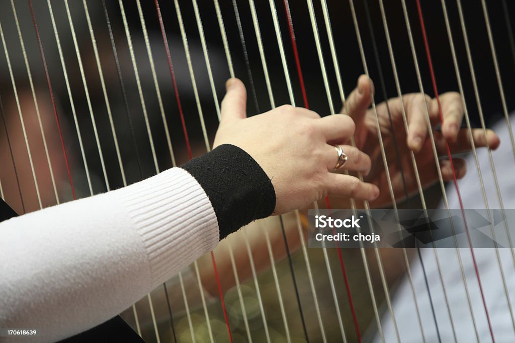 Harpist giocare a concert.orchestra sul retro - Foto stock royalty-free di Arpa