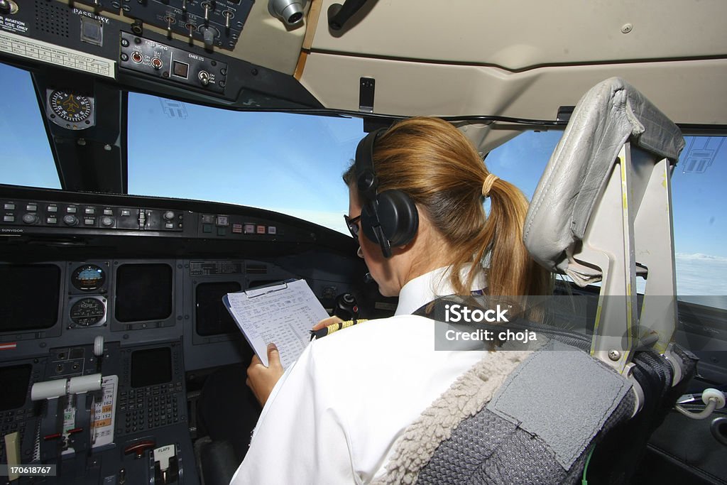 Mulheres Jovens a voar avião comercial, verificar dsts de tempo - Royalty-free Avião Comercial Foto de stock