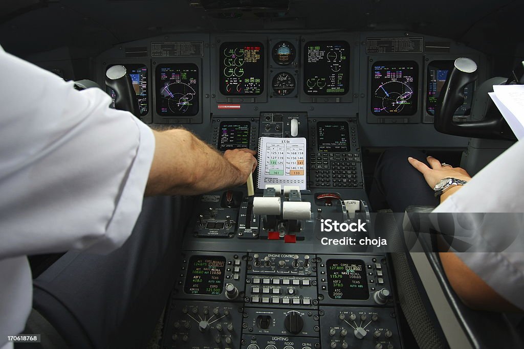 Cockpit d'mothern commercial airplane.pilot de travail, de Piloter - Photo de Avion libre de droits