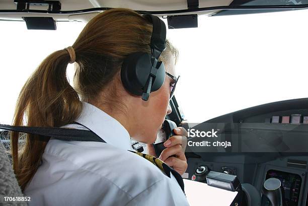 No Cockpit De Um Airplaneyoung Mulher Piloto No Trabalho - Fotografias de stock e mais imagens de Piloto