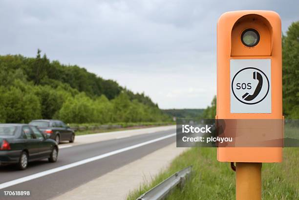 Parola Sos Telephon - Fotografie stock e altre immagini di Automobile in panne - Automobile in panne, Autostrada a corsie multiple, Pulsante antipanico