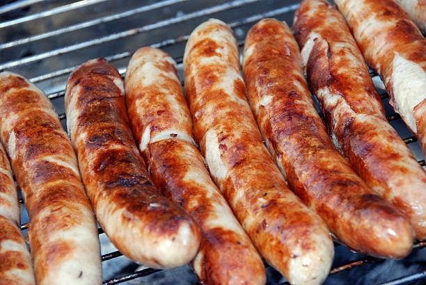 molho de churrasco - sausage bratwurst barbecue grill barbecue - fotografias e filmes do acervo