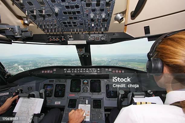 비행기 조종석의 Airportpilots 접근하는 조종석에 대한 스톡 사진 및 기타 이미지 - 조종석, 부조종사, 비행기