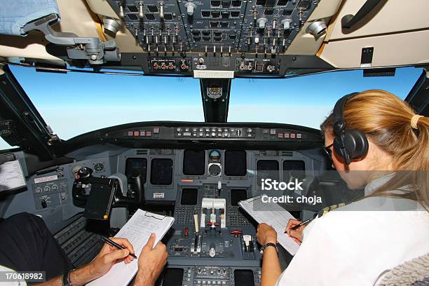Volando Joven Piloto Checkind Datacockpit De Un Avión Foto de stock y más banco de imágenes de Avión