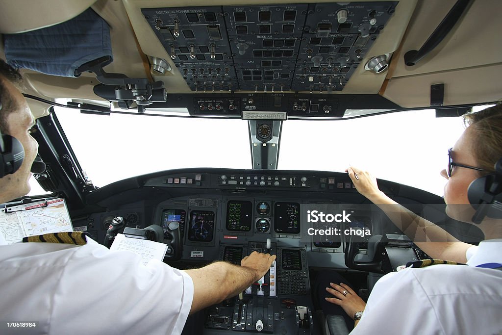 Cockpit de um avião a voar com jovem pilotos - Royalty-free Avião Foto de stock