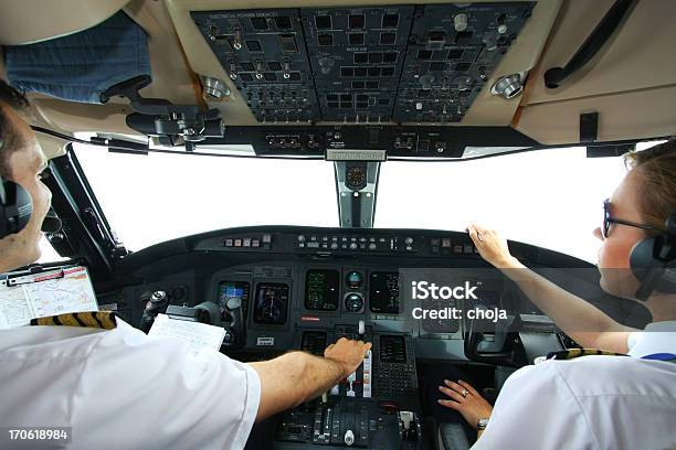 Cockpit De Um Avião A Voar Com Jovem Pilotos - Fotografias de stock e mais imagens de Avião - Avião, Avião Comercial, Cabine de Piloto de Avião