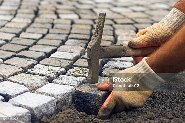 Pavimentazione Di Pietra In Caduta - Fotografie stock e altre immagini di Granito - Granito, Cubo, Installare