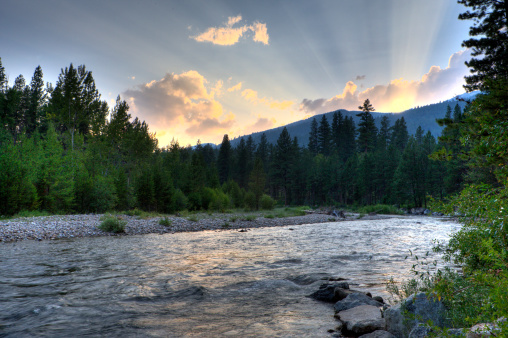 Los rayos de sol sobre el río photo