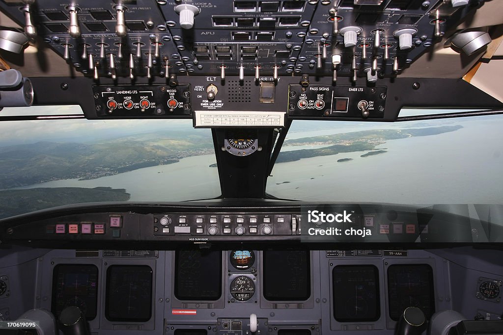 Avión viaja hacia el aeropuerto - Foto de stock de Avión libre de derechos