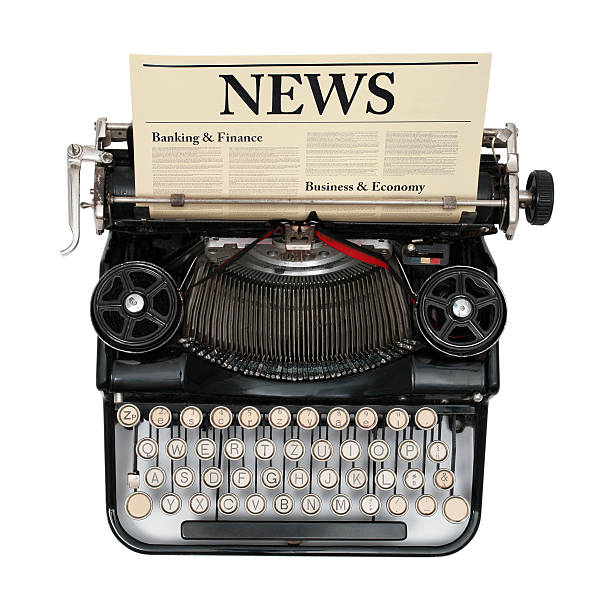 古いタイプライター、�ニュースを文書化する - newspaper typewriter the media obsolete ストックフォトと画像