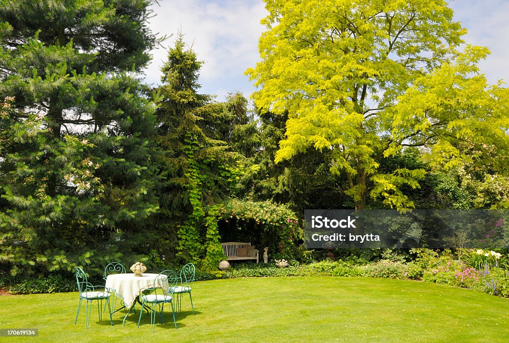 Entspannen Sie sich im Garten mit gelben pseudoacacia im Frühling - Lizenzfrei Ziergarten Stock-Foto