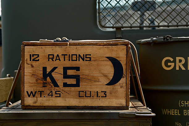 Caso de K Rations sobre Restaurar antigo veículo Militar - fotografia de stock