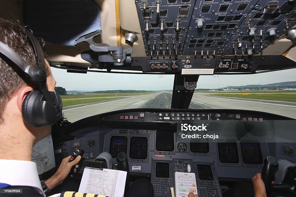 商業上から着陸する飛行機 airport.pilot データをチェック - コックピットのロイヤリティフリーストックフォト