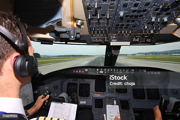 商業上から着陸する飛行機 Airportpilot データをチェック - コックピットのストックフォトや画像を多数ご用意 - コックピット, 飛行機, エレクトロニクス産業