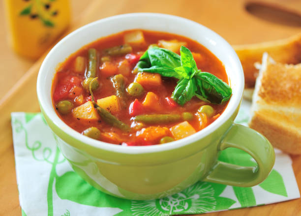 minestrone - sopa de verduras fotografías e imágenes de stock