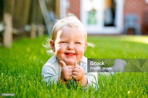 Carino Bambino - Fotografie stock e altre immagini di Bebé - Bebé, Erba, Capelli ricci