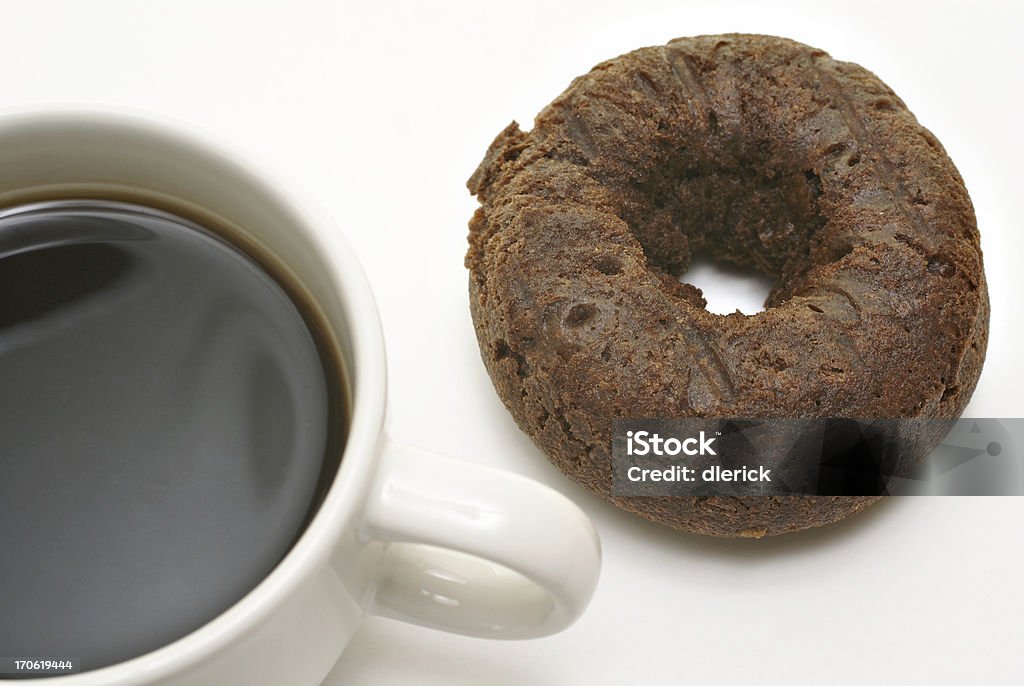 Taza de café y chocolate de buñuelo en forma de rosca - Foto de stock de Buñuelo en forma de rosca de chocolate libre de derechos