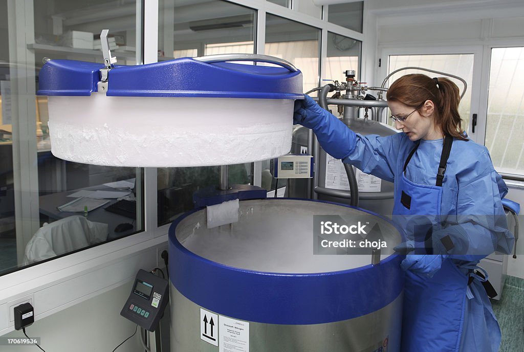 Recipiente com líquido nitrogen.doctor com fato de trabalho - Royalty-free Criobiologia Foto de stock