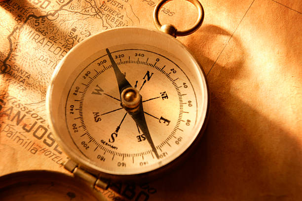 plano aproximado de antiguidade compasson calorosamente acesas mapa - compass direction antique guidance imagens e fotografias de stock