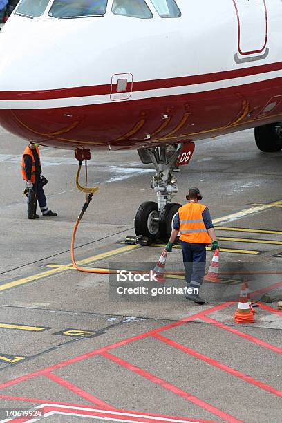 Jet Avión En El Aeropuerto El Servicio De La Tripulación Más Allá Del Cockppit Foto de stock y más banco de imágenes de Echar combustible