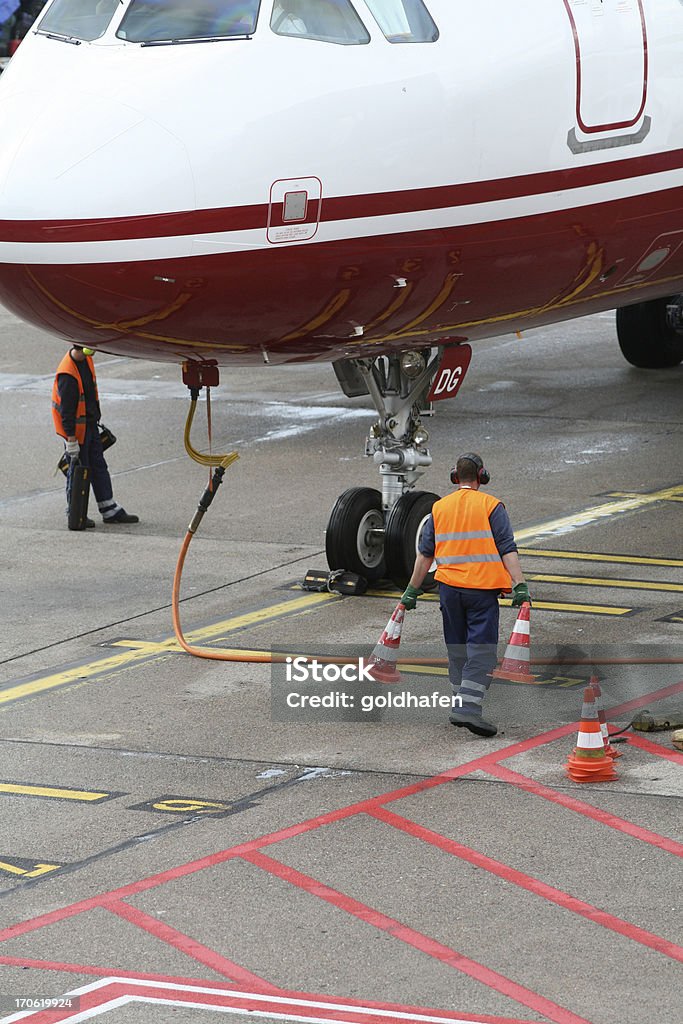 jet avion à l'aéroport, un service au-delà de l'équipage cockppit - Photo de Faire le plein d'essence libre de droits