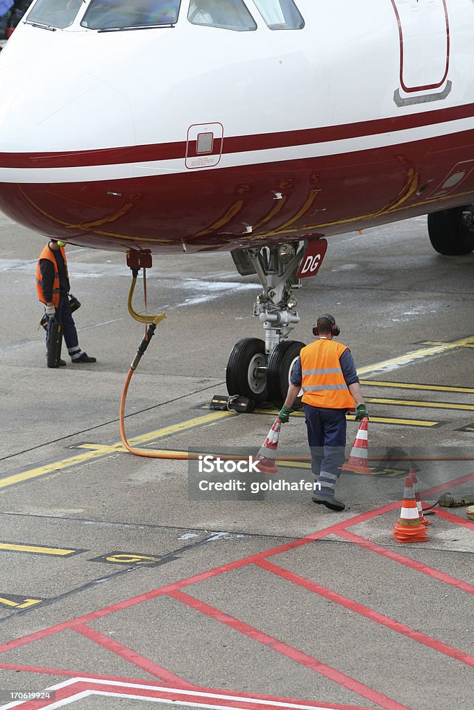 Aviões a jato no aeroporto, além de serviço pessoal cockppit - Foto de stock de Abastecer royalty-free