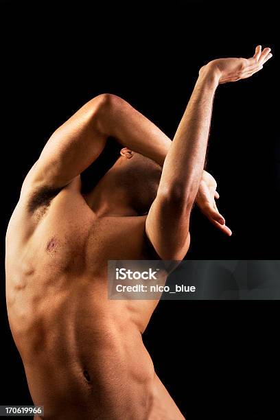 Equilibrio Y Forma Foto de stock y más banco de imágenes de Desnudo - Desnudo, Hombres, Modelo de artista