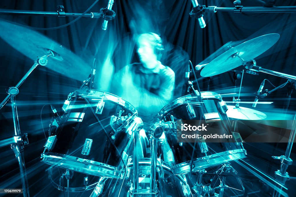 Um jovem tocando os tambores em um estúdio de gravação - Foto de stock de Adolescente royalty-free